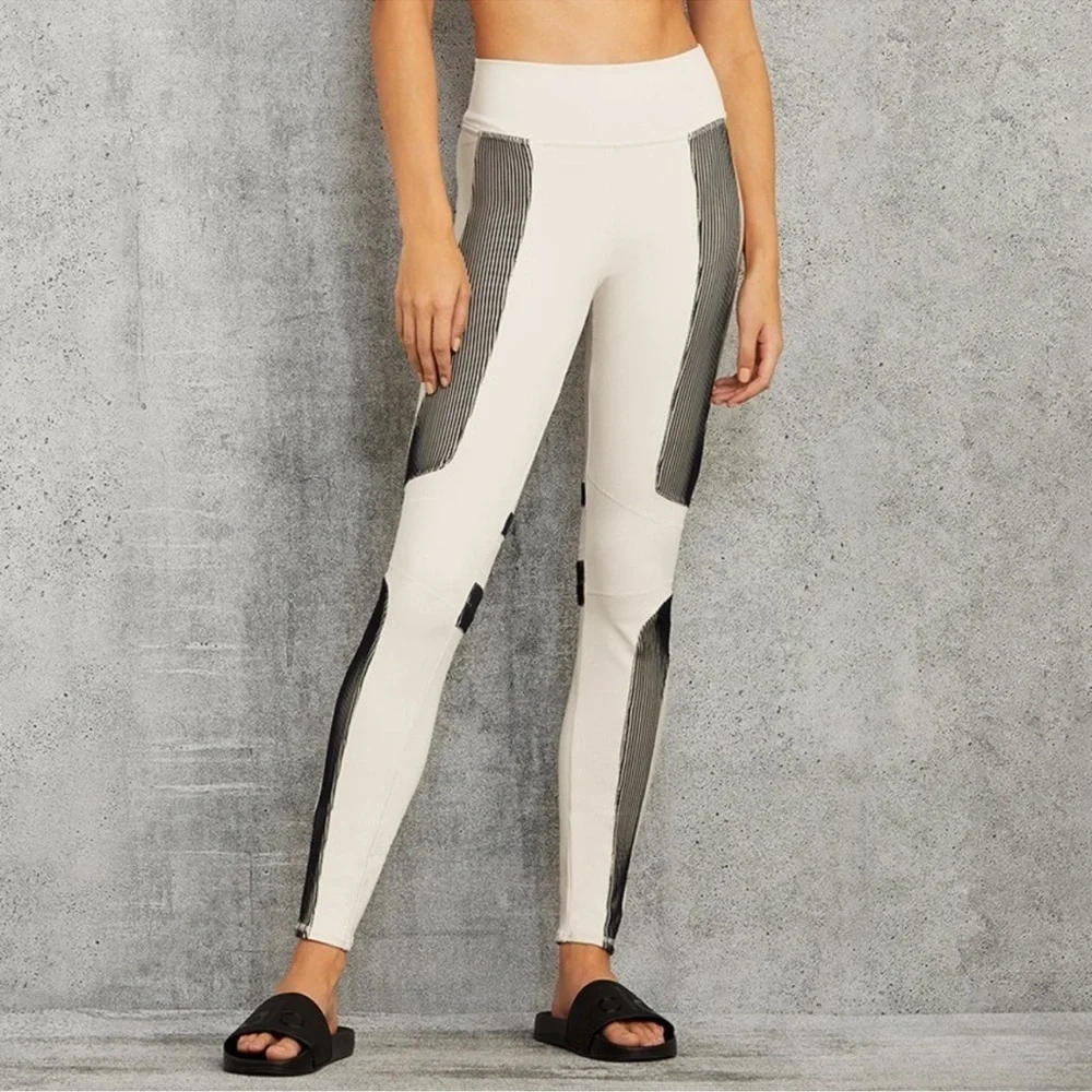 Alo yoga Electric Legging in Bone ALO Sz L 🏃🏻‍♀️ workout 🏋🏽‍♀️